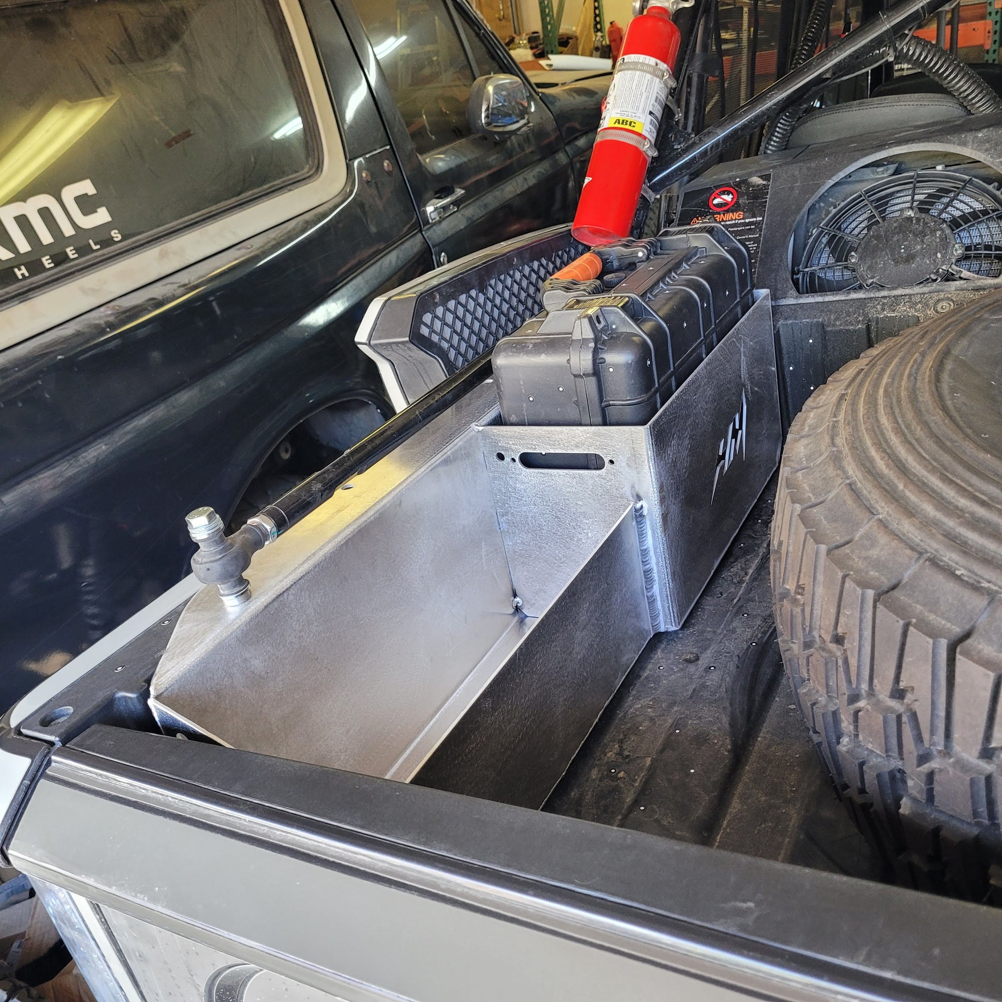 Speed Tool Box with optional fluid containers and Spare tie-rod mount