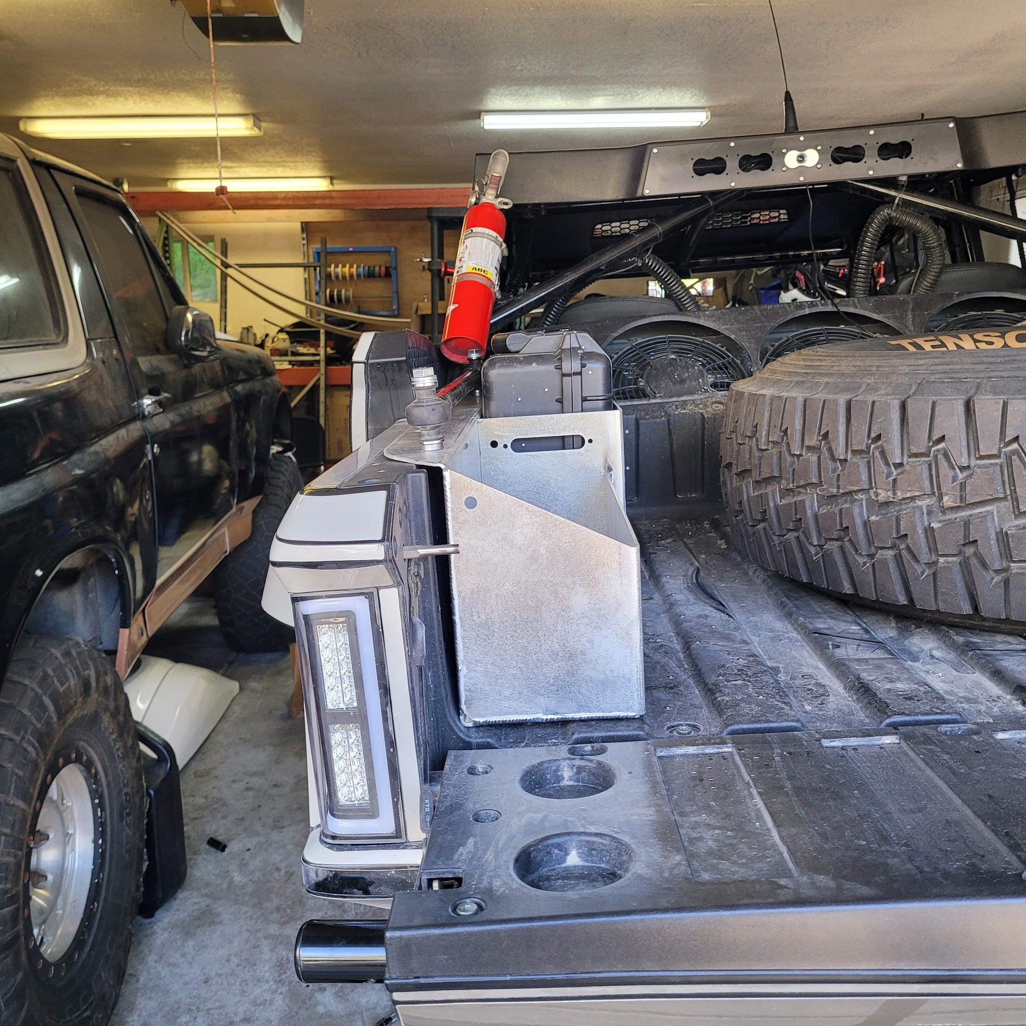 Speed Tool Box with optional fluid containers and Spare tie-rod mount