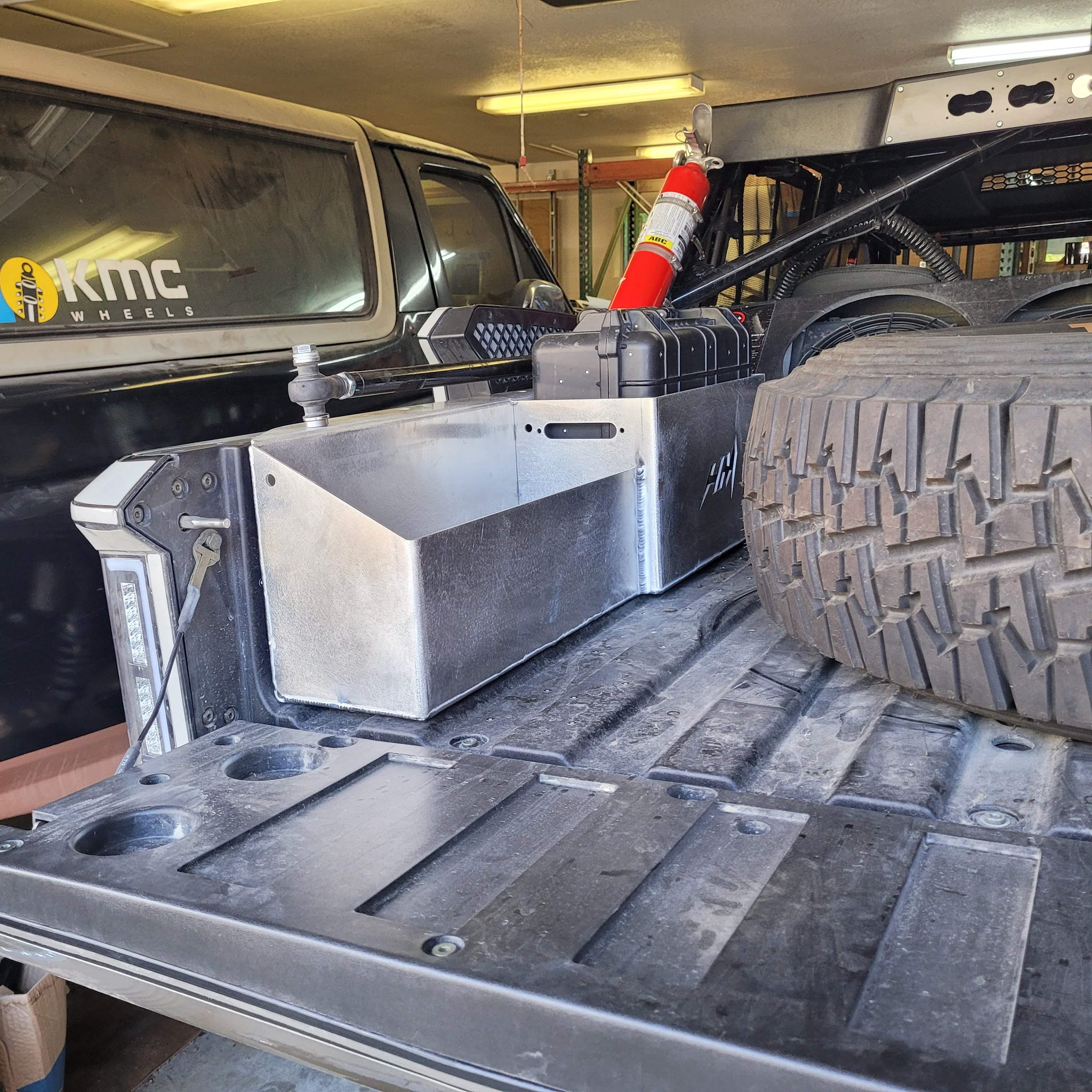 Speed Tool Box with optional fluid containers and Spare tie-rod mount