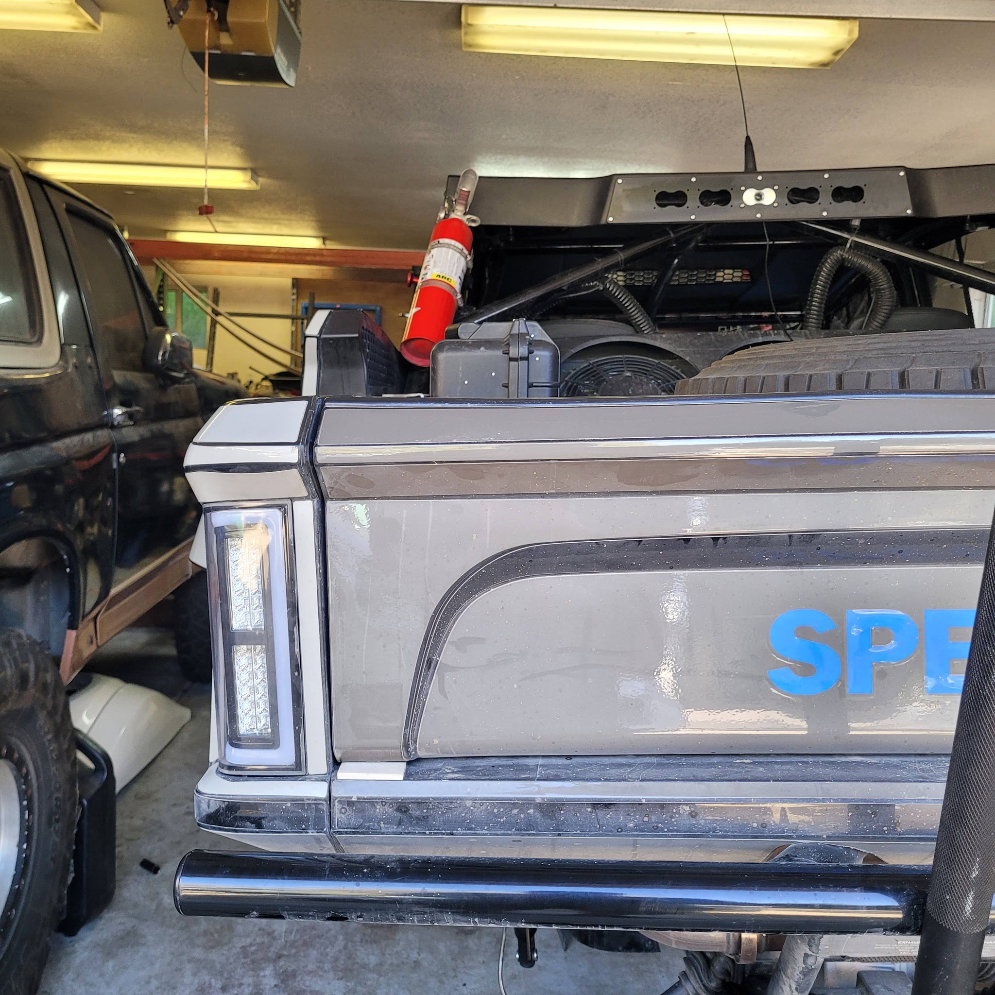 Speed Tool Box with optional fluid containers and Spare tie-rod mount